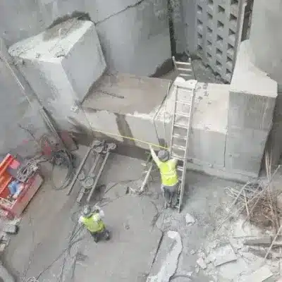 Corte técnico de gran bloque de hormigón con hilo de diamante en obra civil.