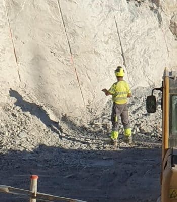 Técnico calculando